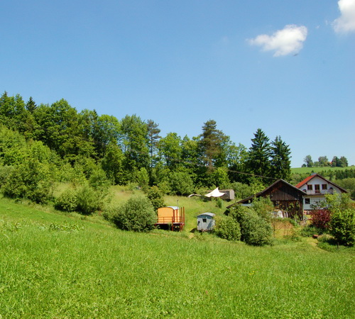 Solla mit Haus, Scheune und Bauwägen