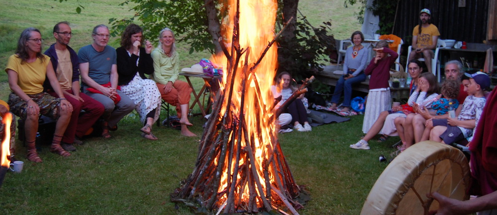Sommersonnwende mit Trommeln und Gesang