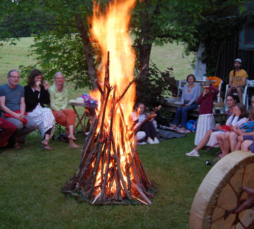 Sommersonnwende mit Trommeln und Gesang